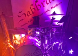 Sabbradi Partyband, Hochzeitsmusik Oberbayern, München, Ammersee für Event, Party und Hochzeit Drums mit neuem branding