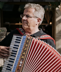 Stefan Akkordeon, Gesang